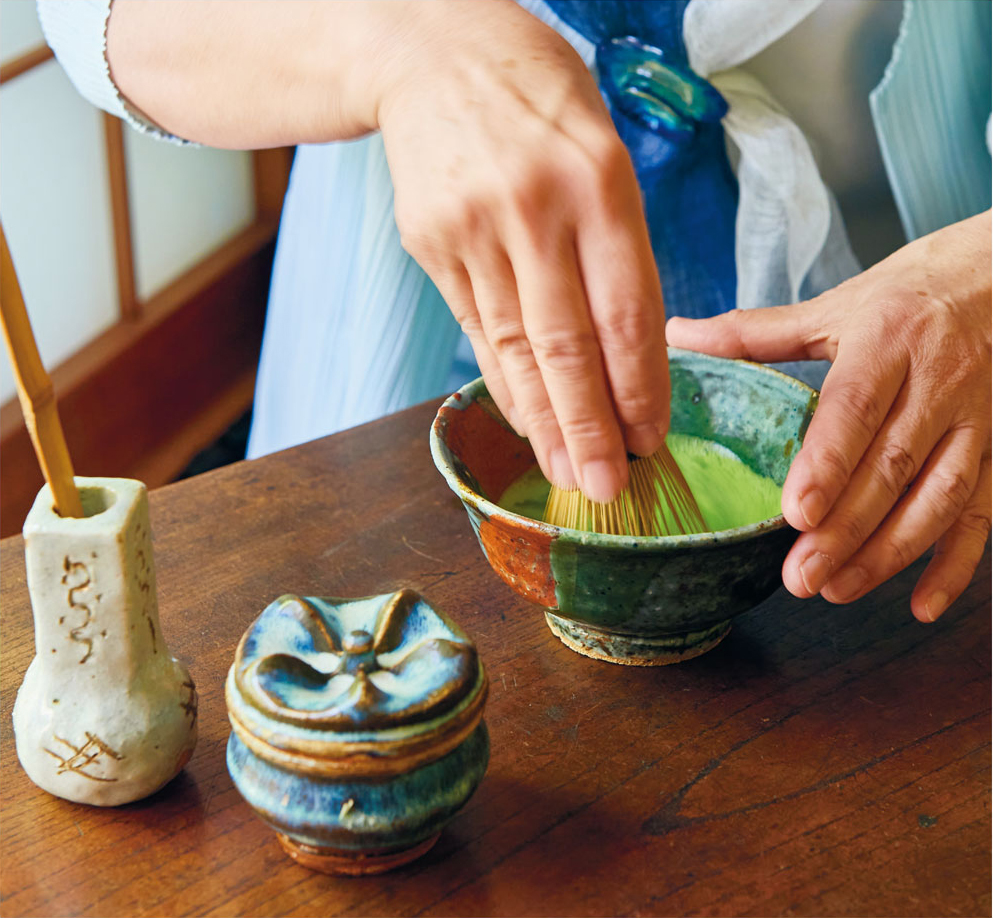 寛次郎作のお茶碗と抹茶の緑