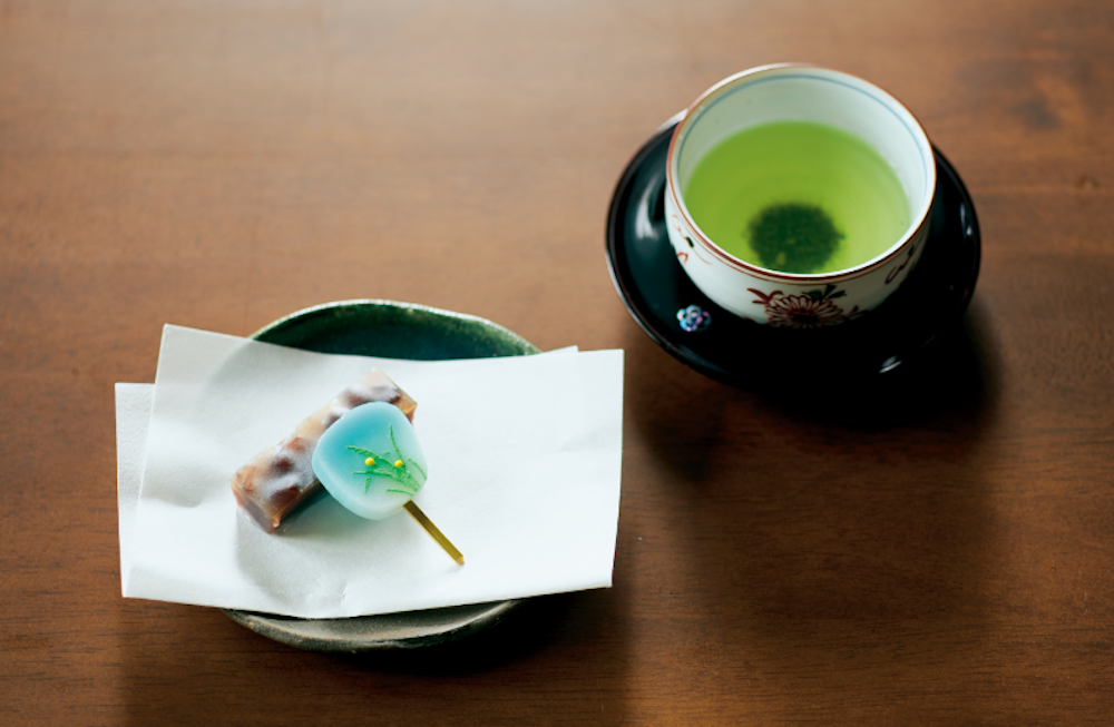 「紫野源水」のお菓子とお茶の写真