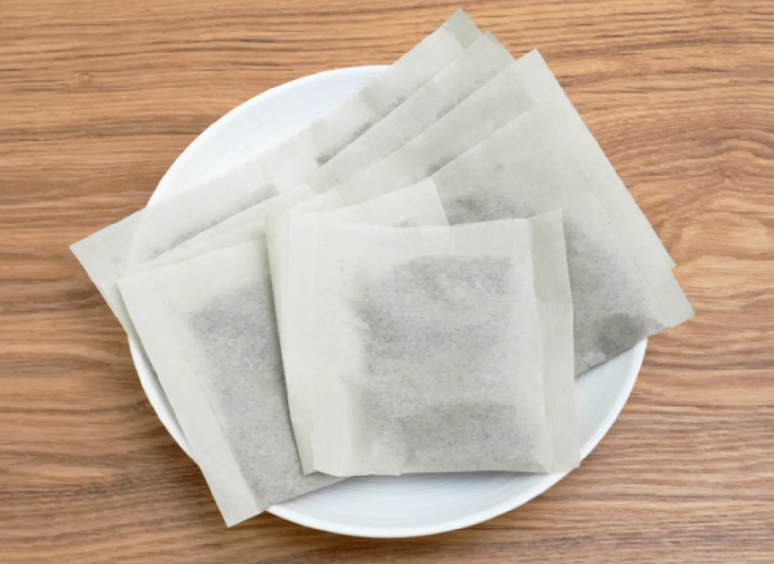 皿にのせたお茶パックの写真