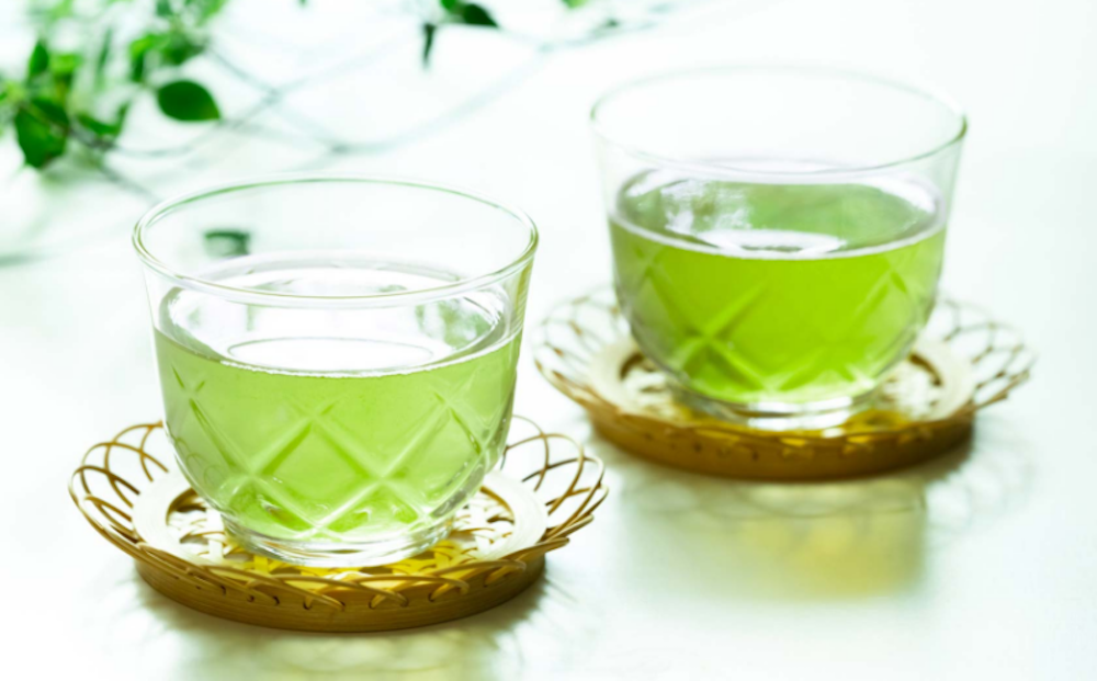 緑茶を注いだグラス2個の写真
