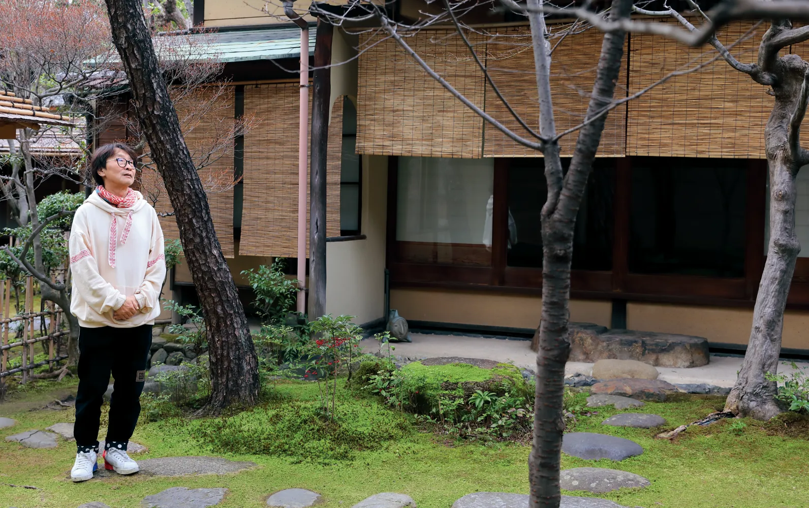 弘道館の露地庭に立つ太田さんの画像