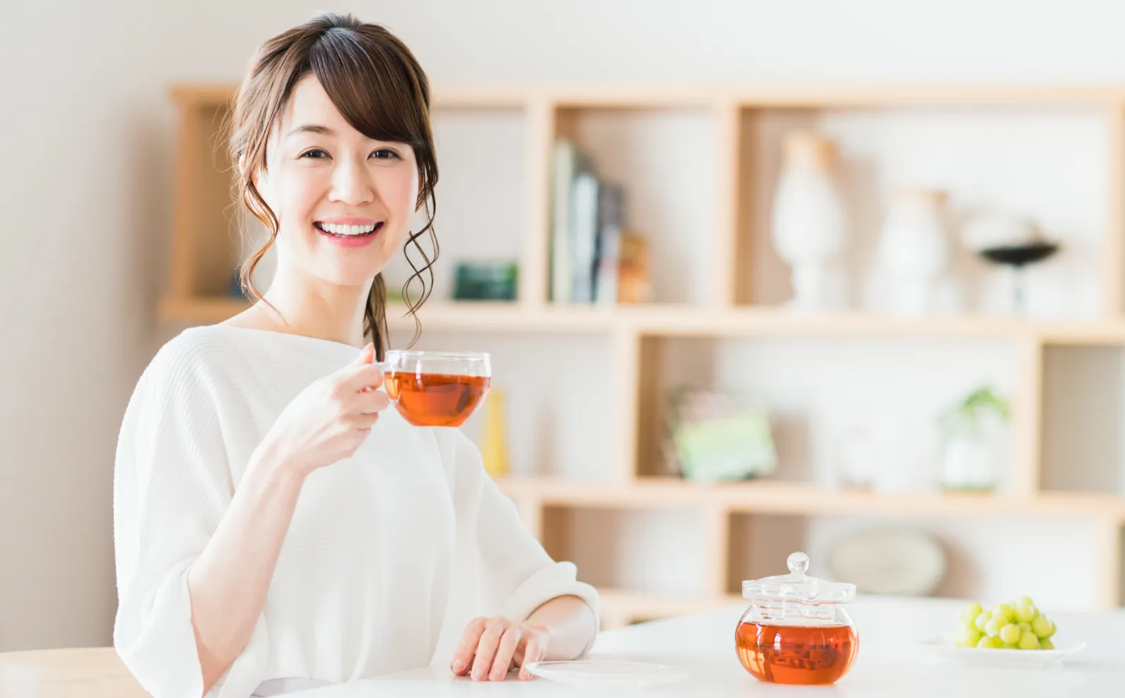 女性が和紅茶を持っている画像