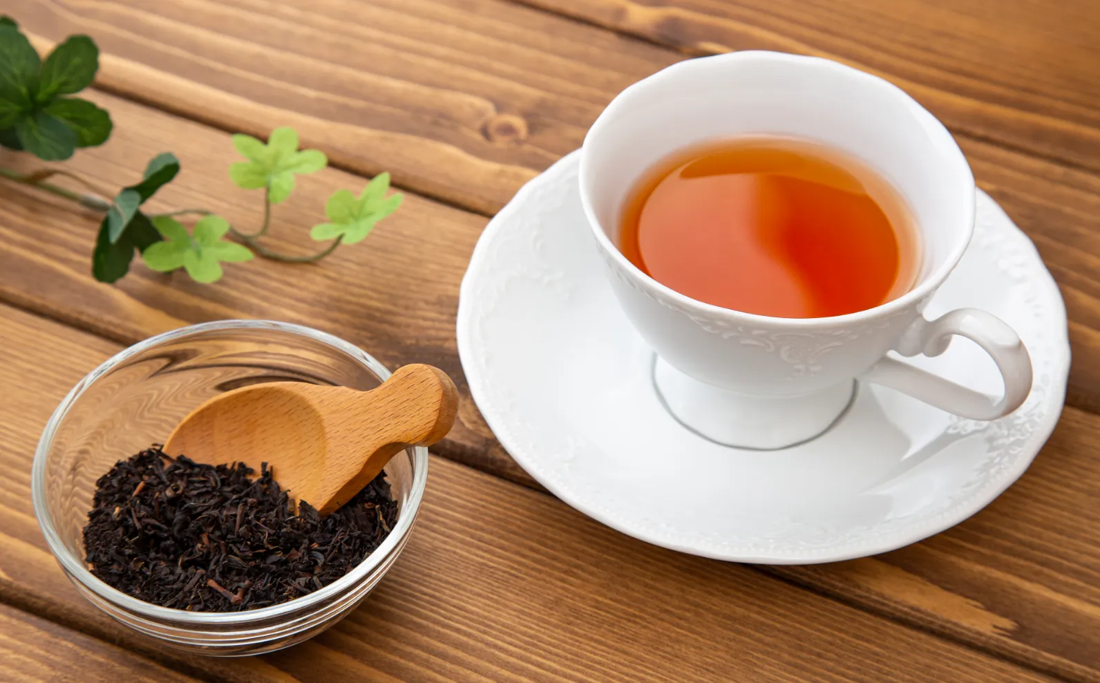 和紅茶と和紅茶の茶葉の画像
