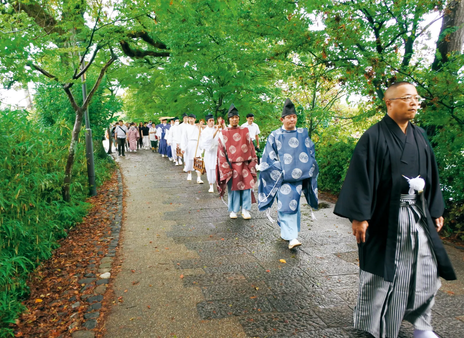 宇治橋周辺を練り歩く画像