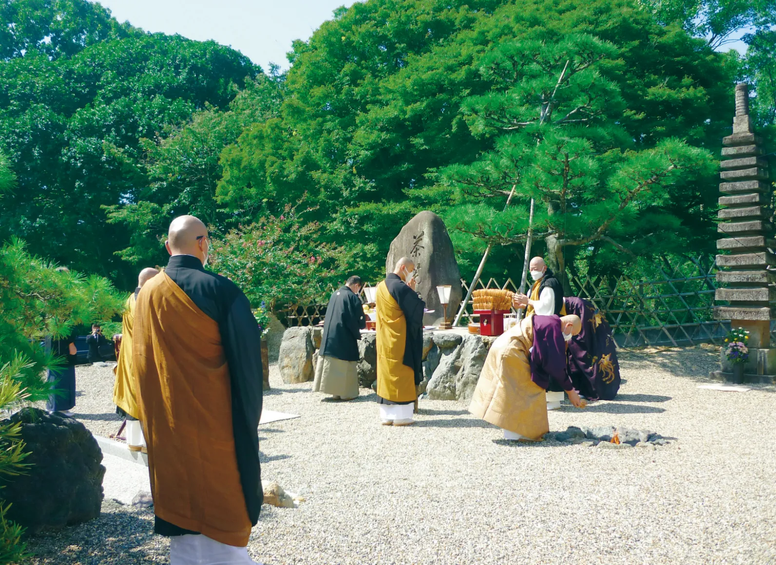 三方（三宝）に積み上げられた茶筅の画像