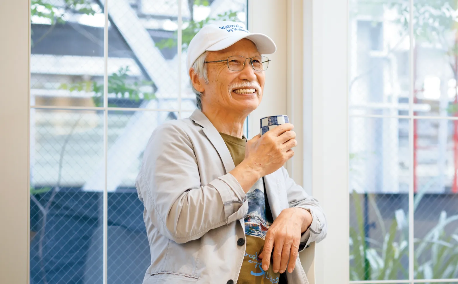 お茶を飲む柴崎春通さんの画像