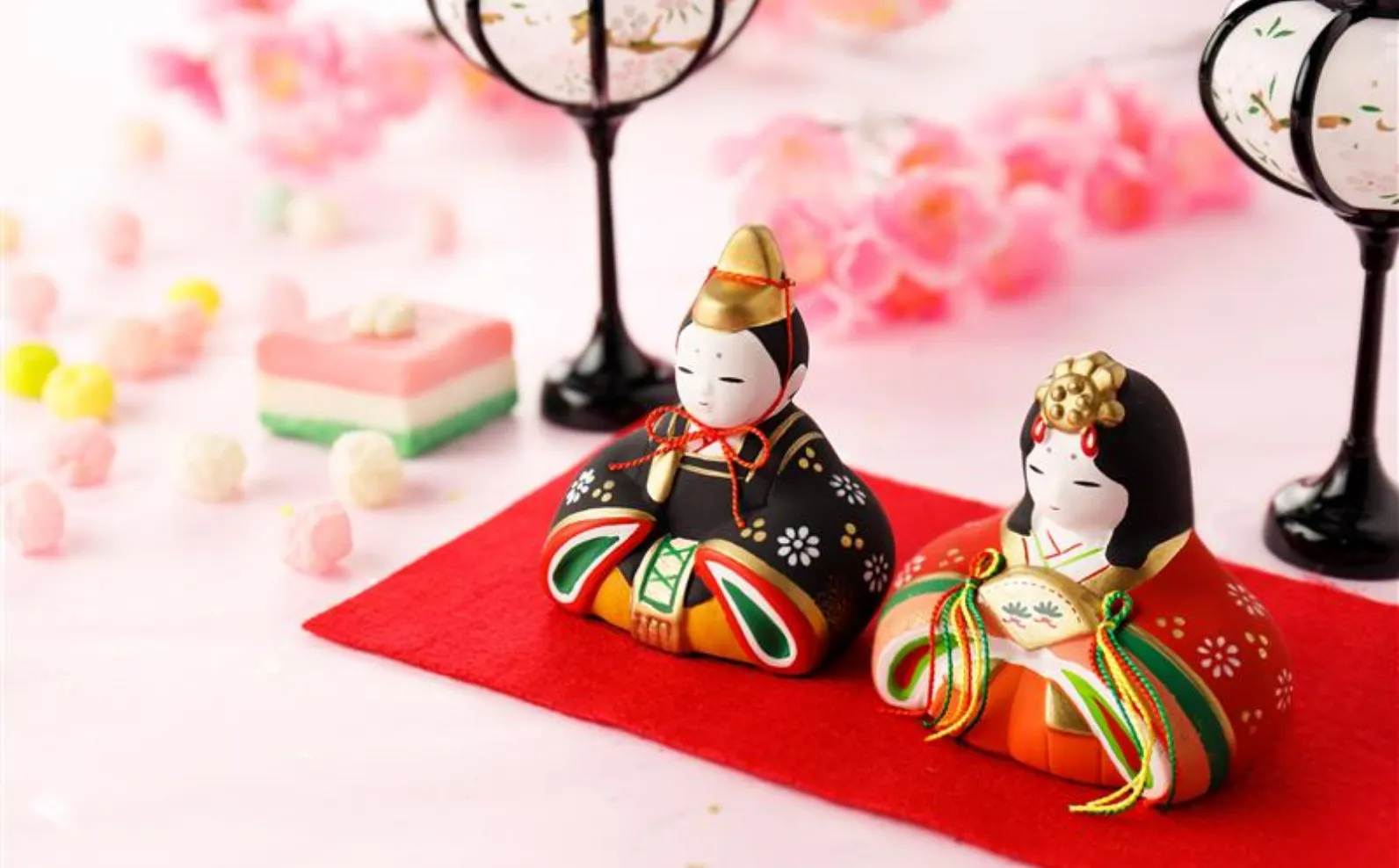 お内裏様とお雛様の奥にひなあられ、菱餅が置かれている画像