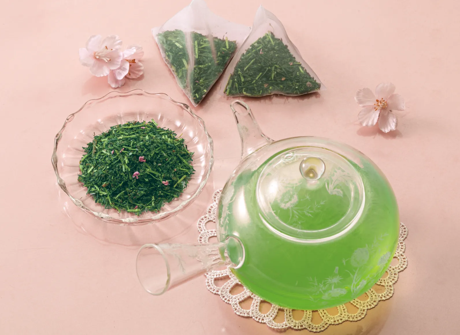 桜葉緑茶ティーバッグ、蜜漬けにした桜葉と鮮やかな桜花をブレンドした緑茶の茶葉、ガラスの急須の画像