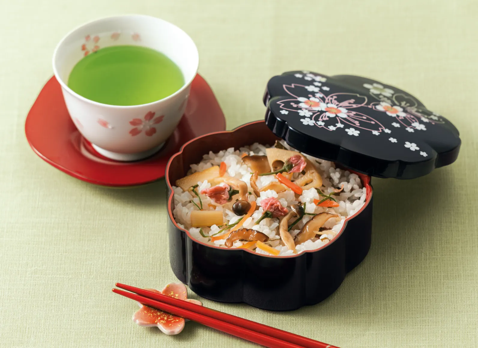 桜柄の湯呑み、桜を描いたお重に盛り付けられた桜花と桜葉を混ぜ込んだちらし寿司の画像