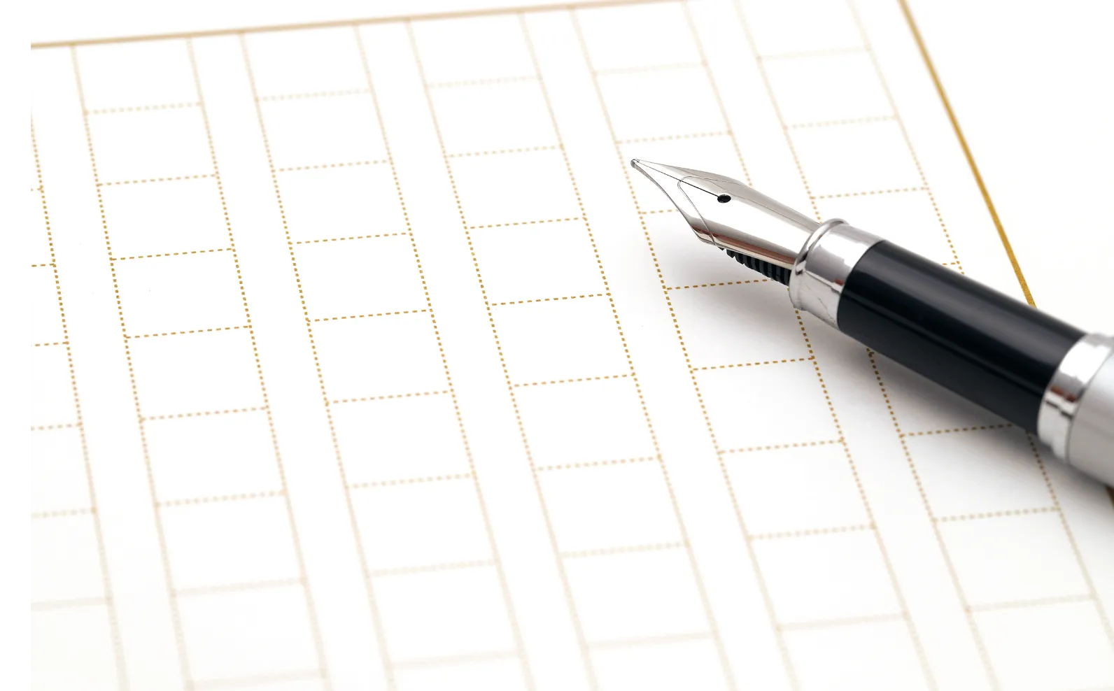 原稿用紙と万年筆の画像
