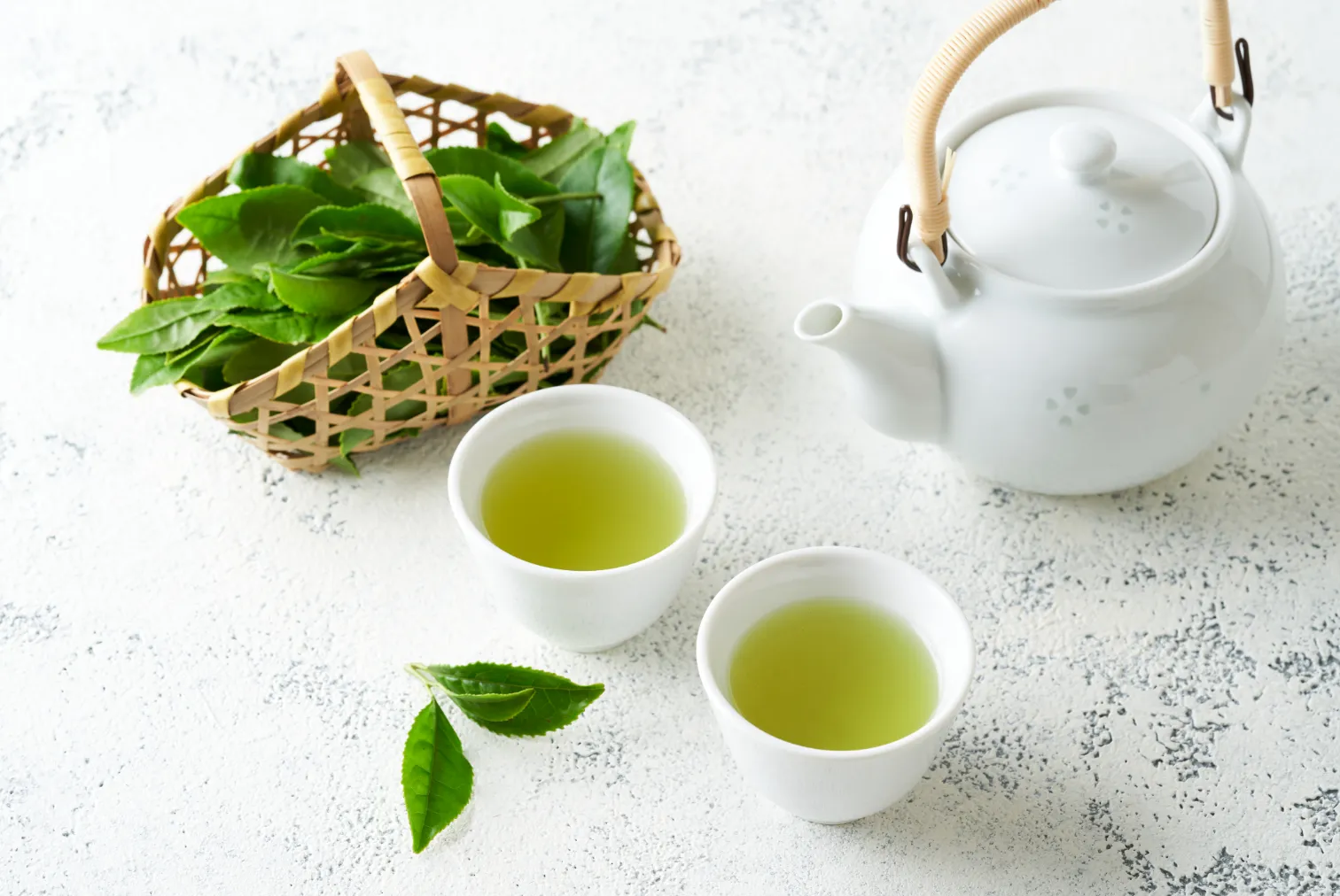 湯呑み、急須、かごに入った茶葉の画像