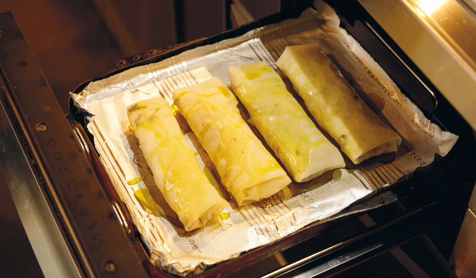 春巻きを魚焼きグリルに入れる様子の画像