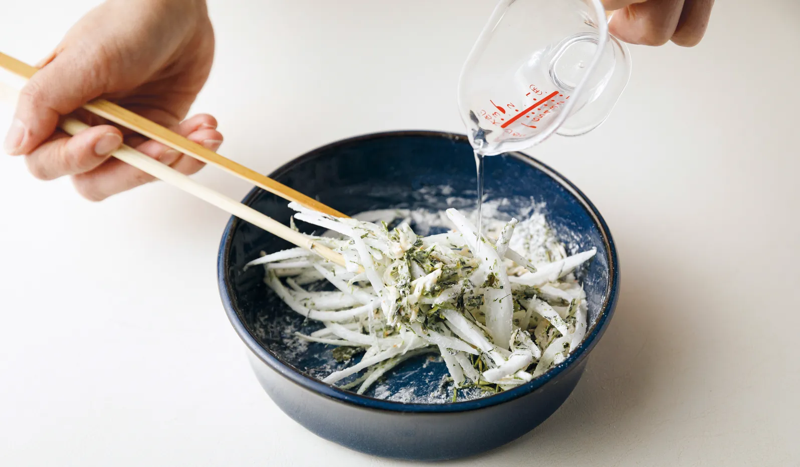 食材に天ぷら粉をつける様子の画像