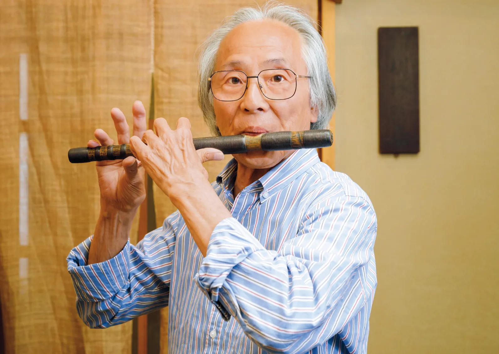 笛を吹く川塚菊凰さんの画像