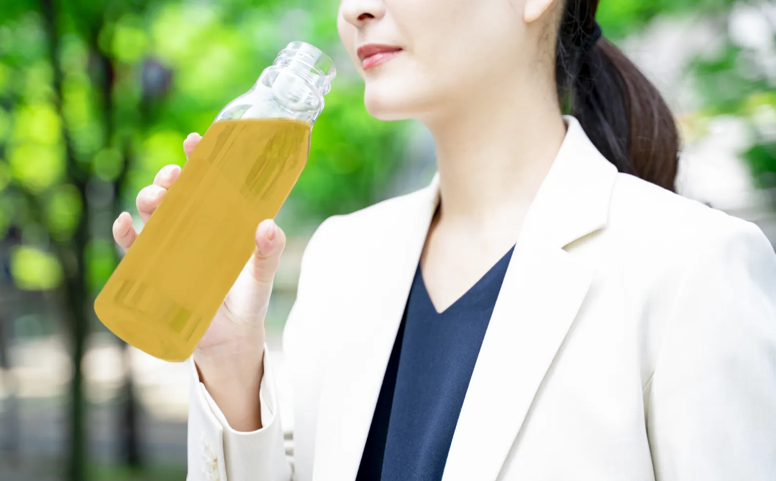 女性がマイボトルに入った和紅茶を飲んでいる画像