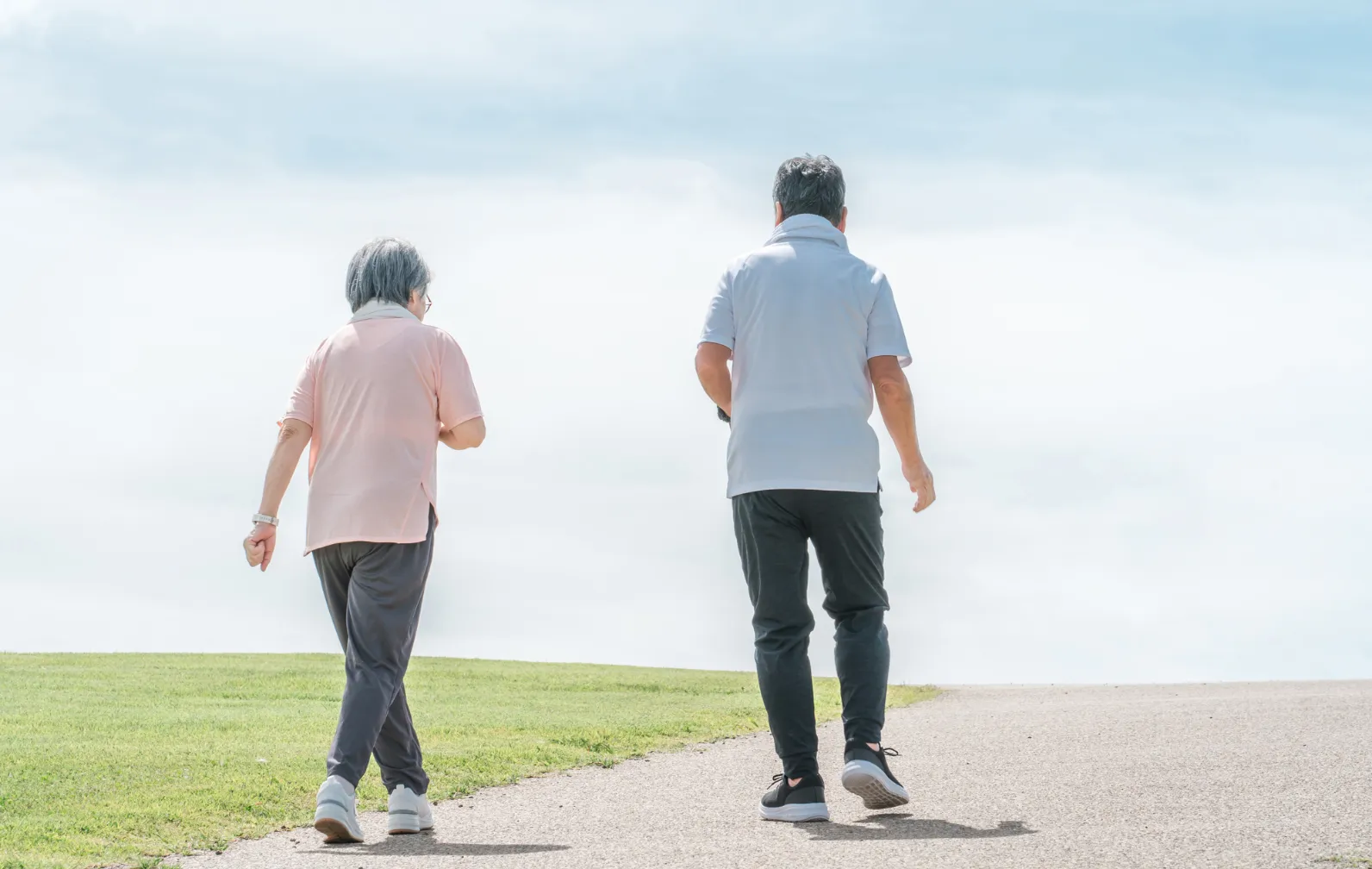 歩く老夫婦の後ろ姿の画像