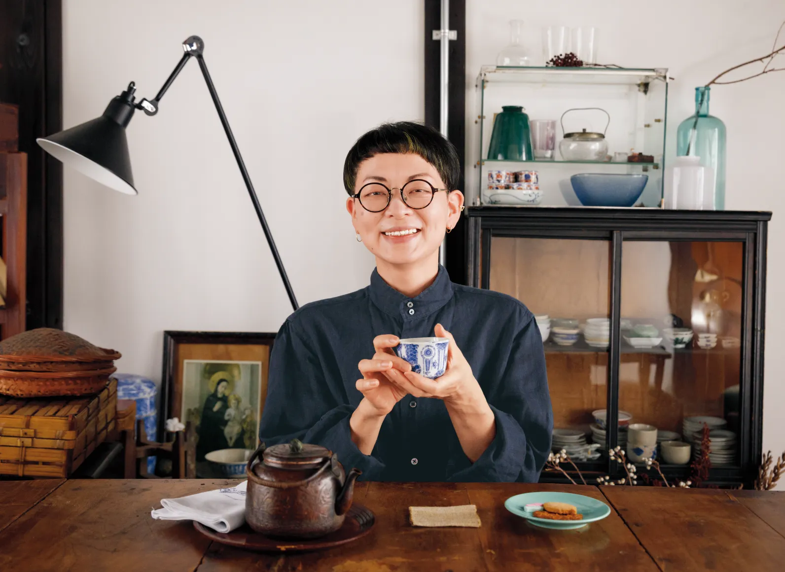 湯呑を持つ平野さんの画像