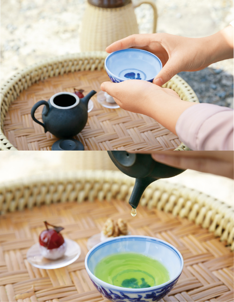 煎茶用茶器と煎茶の画像