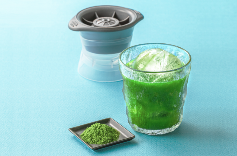 粉末緑茶とガラスカップ・氷製造セットの写真