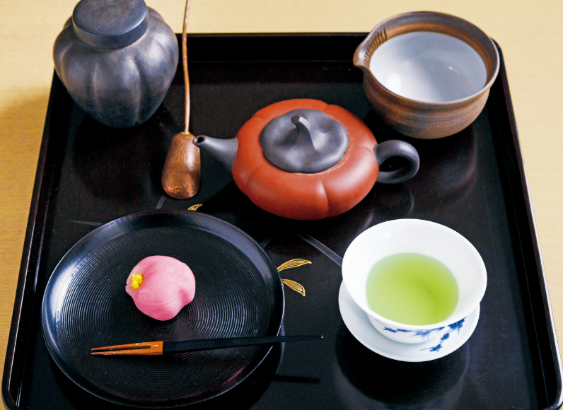 煎茶と上生菓子の画像
