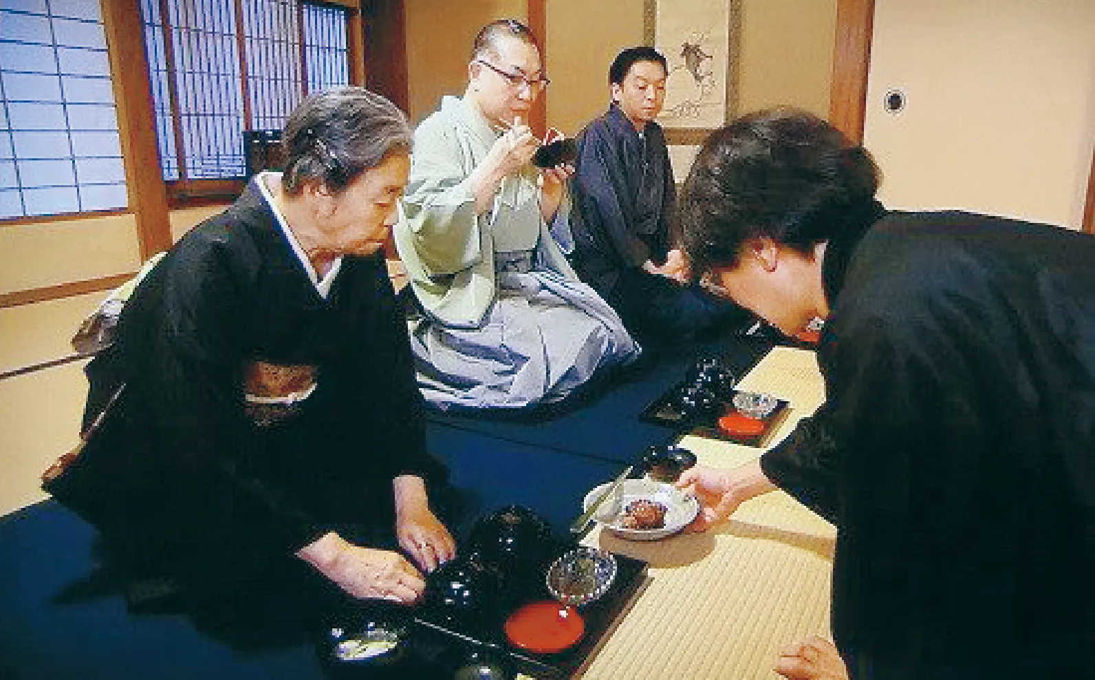 太田さんの茶会に参加する樹木希林さんの画像