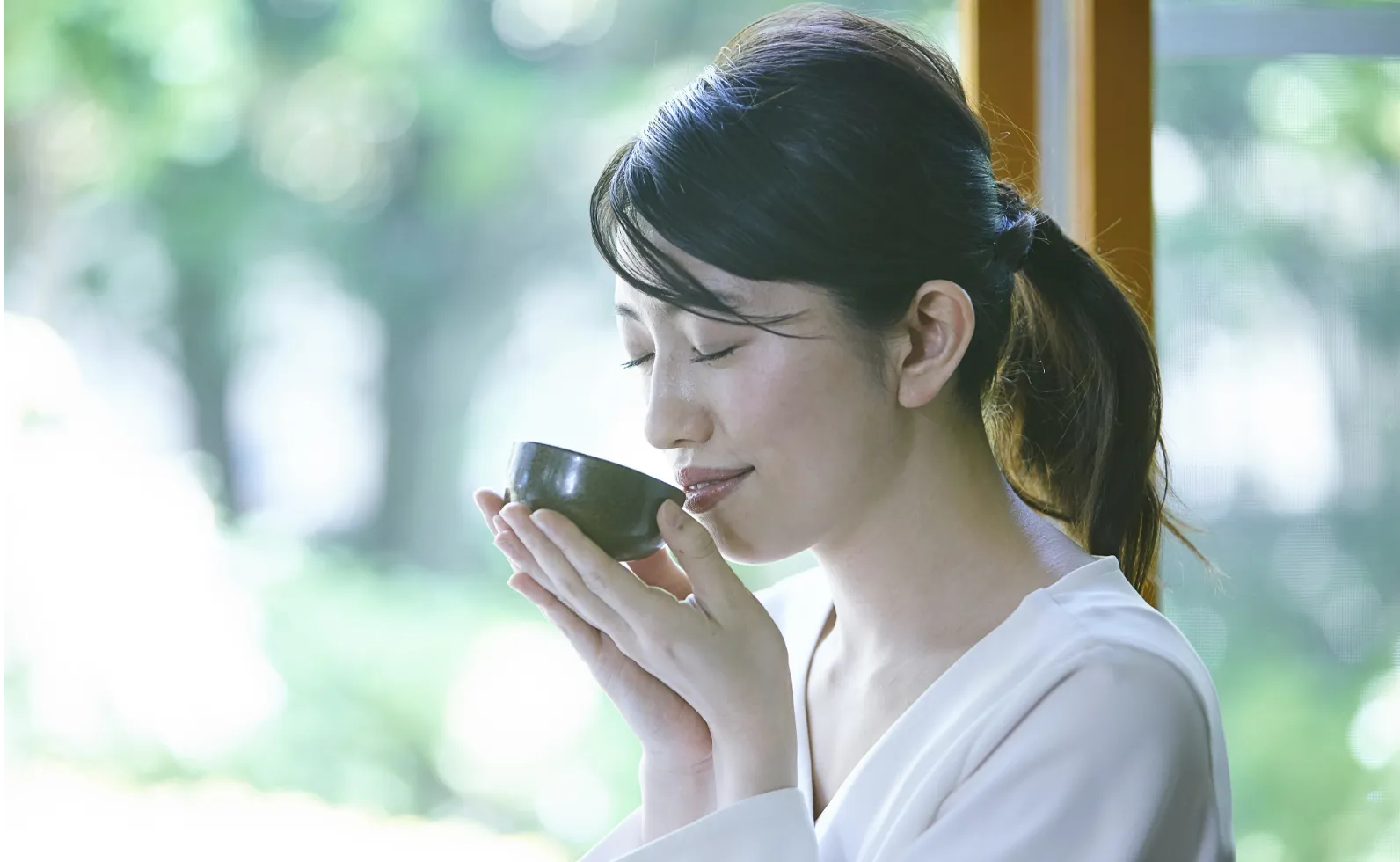 お茶を飲んでいる女性の画像