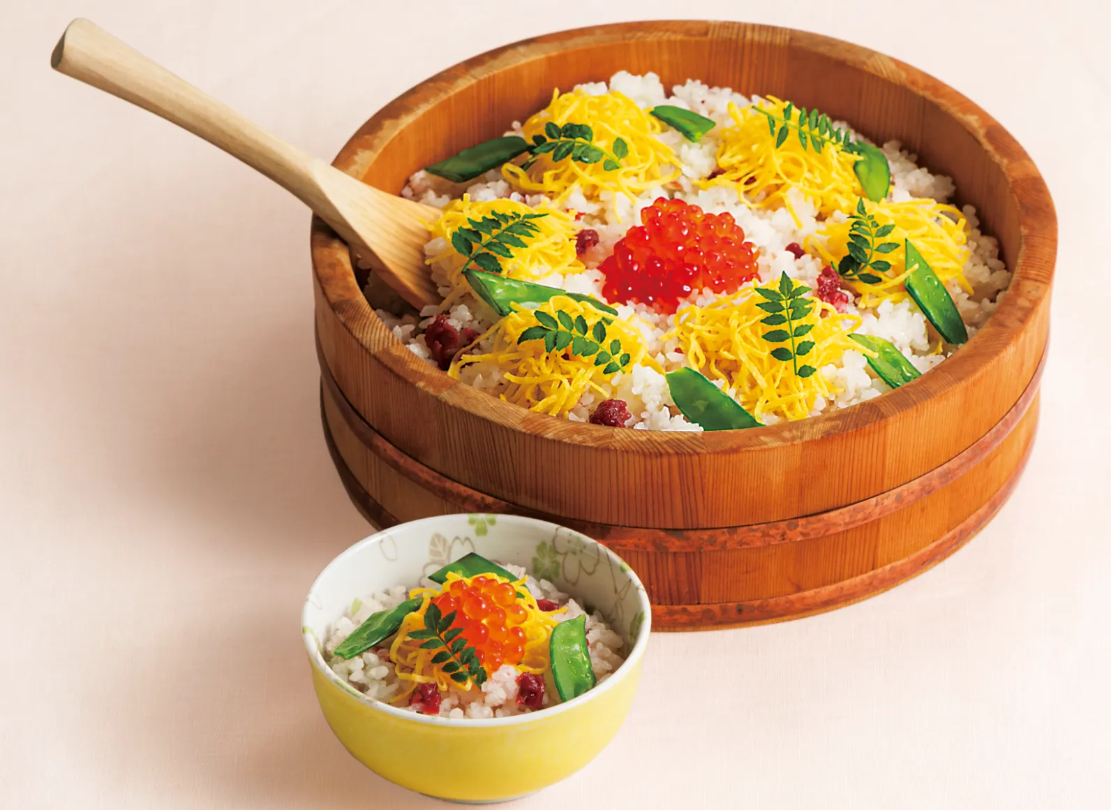 すし桶と茶碗に入ったちらし寿司の画像