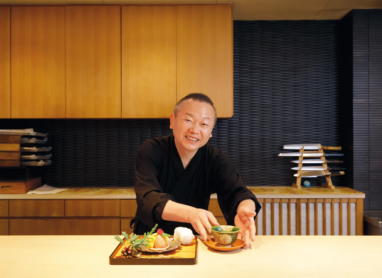 「御料理 いはら田」店主の居原田司さんと料理とお茶の画像