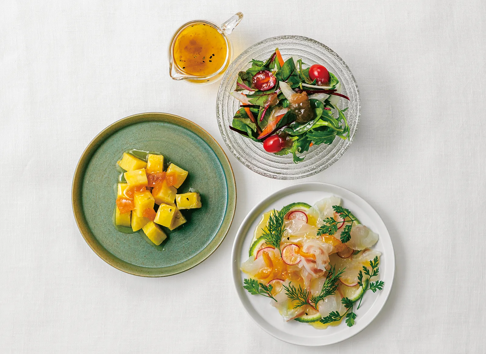 カルパッチョ、野菜サラダ、さつまいもサラダの画像