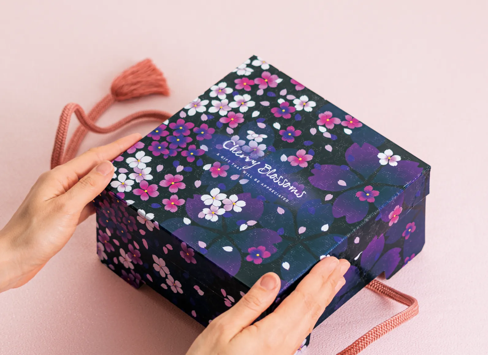桜が一面に描かれた紫色の小箱