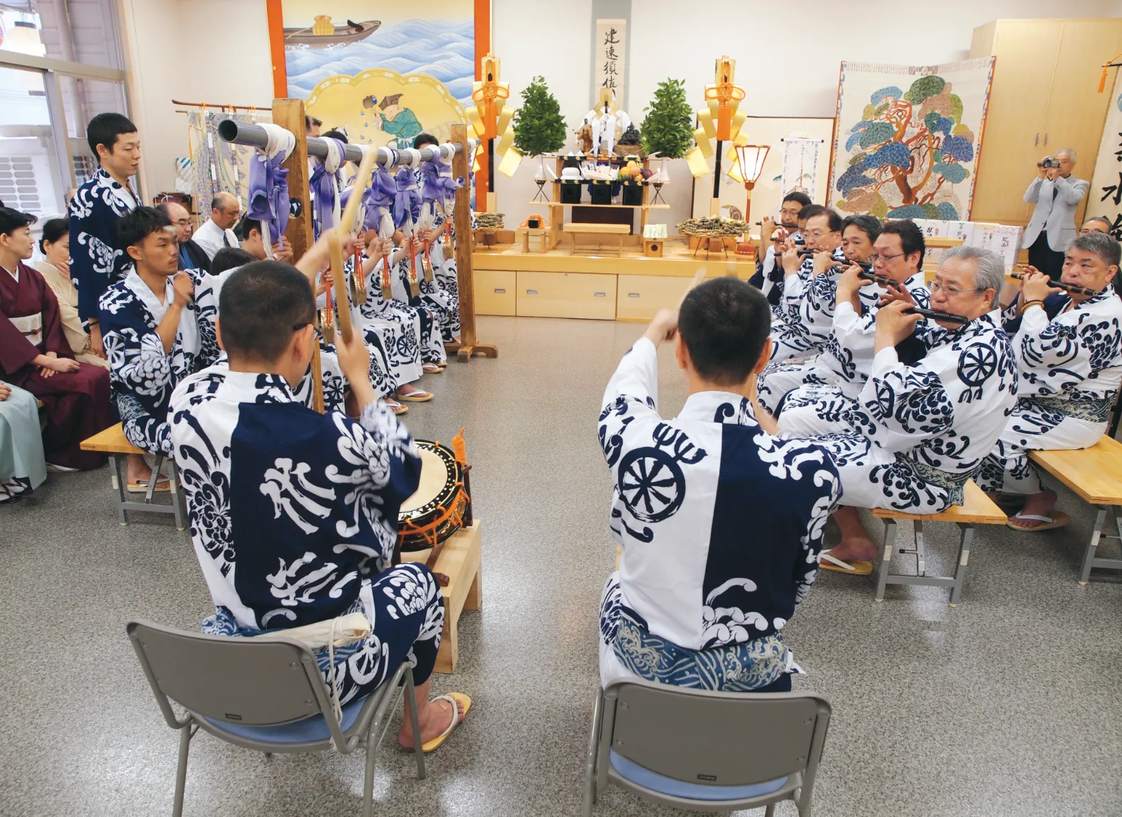 祇園囃子を演奏する人々の画像