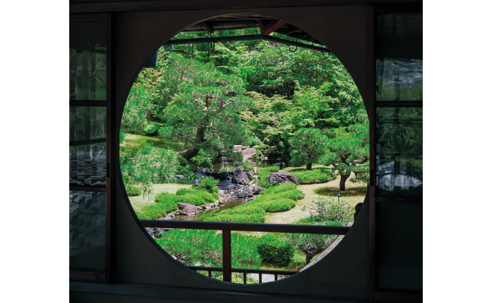 2階の丸窓からの景色の画像